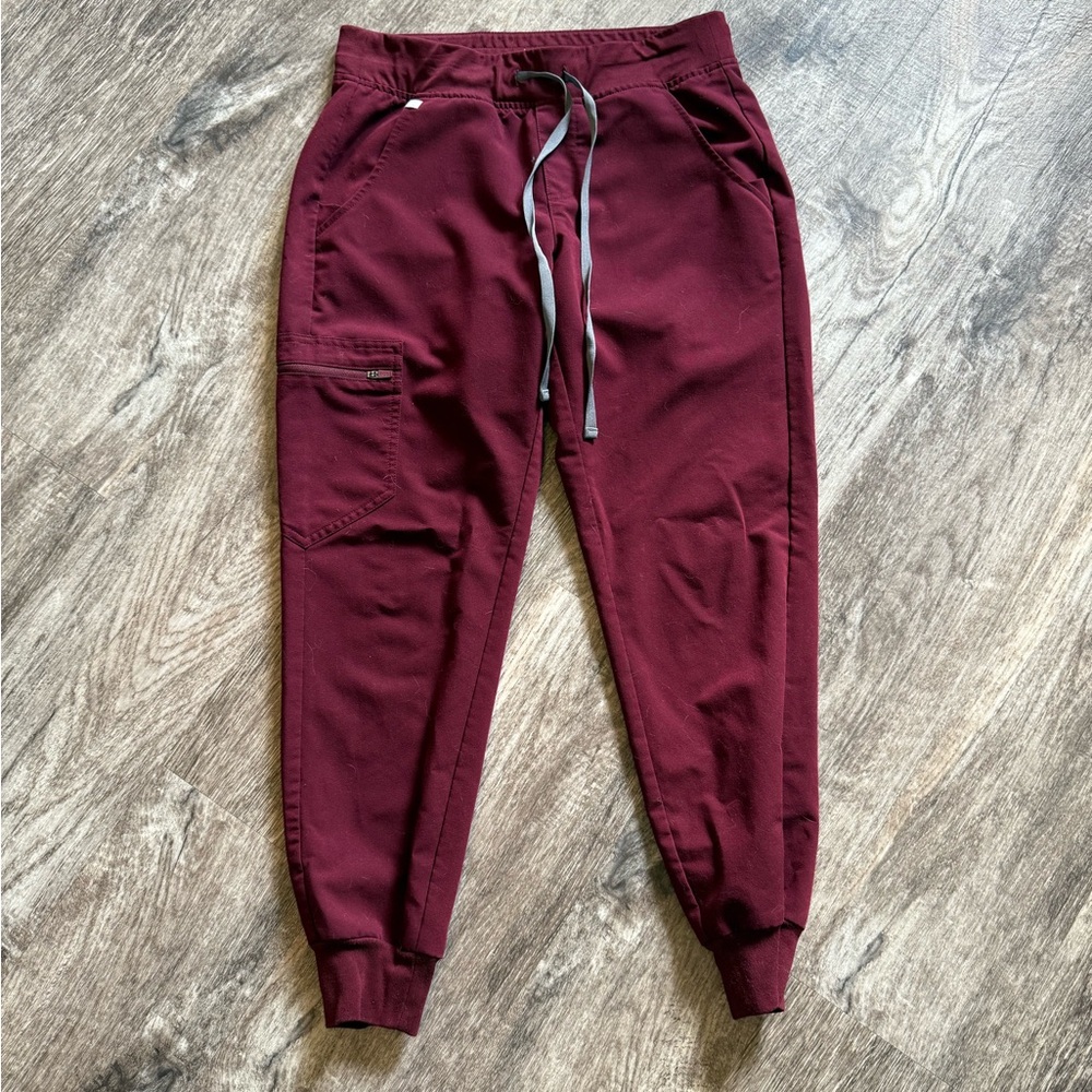 Figs Zamora joggers in Burgundy